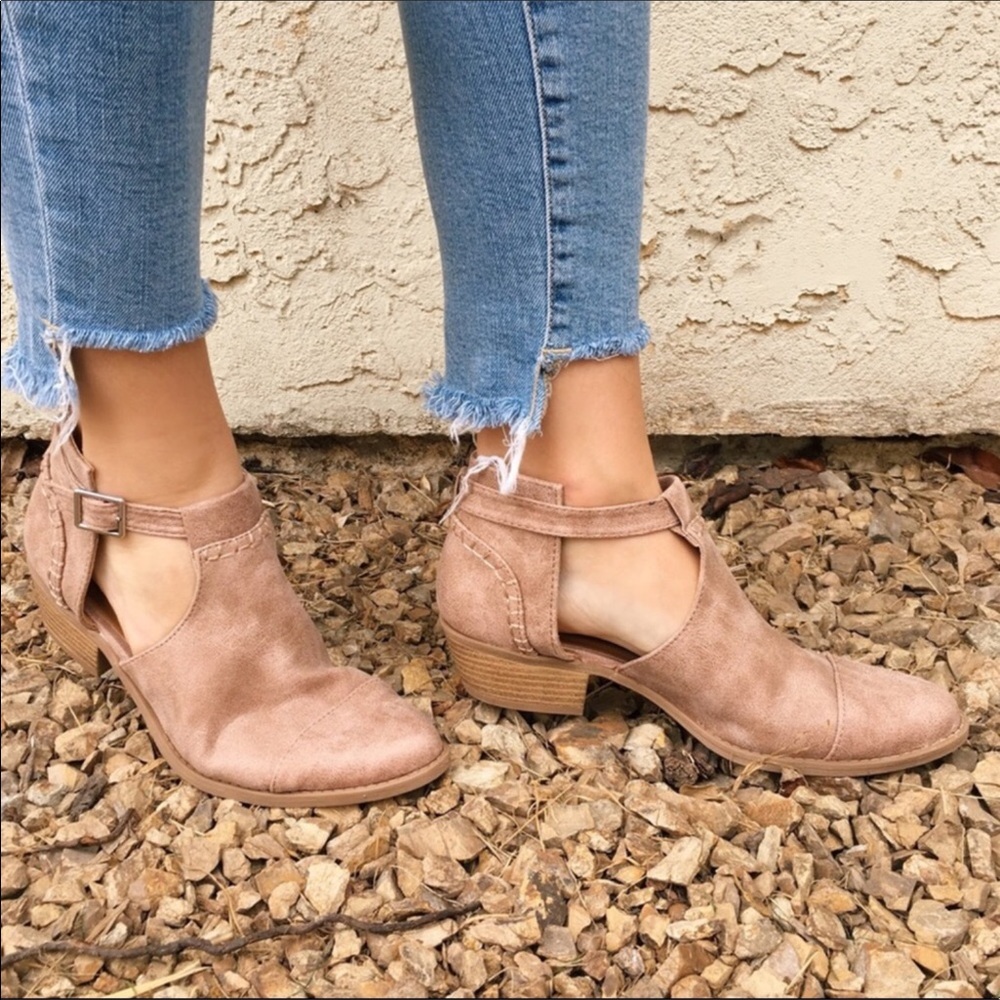 Last. Sz 8 Warm taupe ankle booties